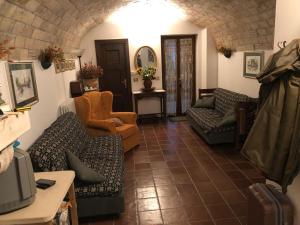 uma sala de estar com sofás e cadeiras em La casa della sirena em SantʼEufemia a Maiella