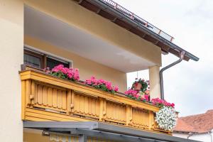 a balcony with flowers on a house at Gaestezimmer Klein in Heiligenstadt