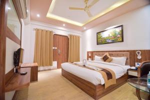 a bedroom with a bed and a glass table at Gold Nest Rubystone Heritage in Udaipur