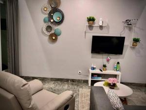 TV a/nebo společenská místnost v ubytování Villa Palm Springs by REQhome