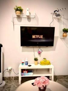 TV a/nebo společenská místnost v ubytování Villa Palm Springs by REQhome