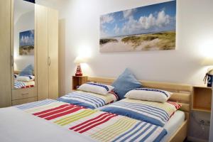 zwei nebeneinander stehende Betten in einem Schlafzimmer in der Unterkunft Haus Sonnenhof Bansin in Bansin