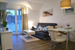 ein Wohnzimmer mit einer Couch und einem Tisch in der Unterkunft Haus Sonnenhof Bansin in Bansin