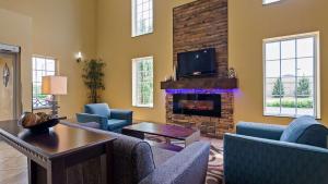 ein Wohnzimmer mit einem Kamin und einem TV in der Unterkunft Best Western Plus Eastgate Inn & Suites in Wichita