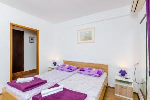 Ein Bett oder Betten in einem Zimmer der Unterkunft Apartments & Rooms Mihajica
