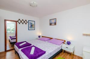 Ein Bett oder Betten in einem Zimmer der Unterkunft Apartments & Rooms Mihajica