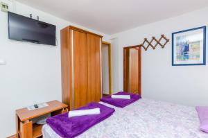 Ein Bett oder Betten in einem Zimmer der Unterkunft Apartments & Rooms Mihajica