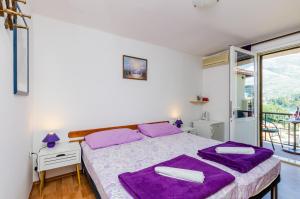 Ein Bett oder Betten in einem Zimmer der Unterkunft Apartments & Rooms Mihajica