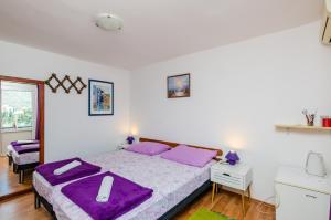 Ein Bett oder Betten in einem Zimmer der Unterkunft Apartments & Rooms Mihajica