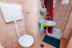 Ein Badezimmer in der Unterkunft Apartments & Rooms Mihajica