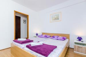 Ein Bett oder Betten in einem Zimmer der Unterkunft Apartments & Rooms Mihajica