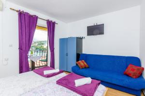 Ein Bett oder Betten in einem Zimmer der Unterkunft Apartments & Rooms Mihajica