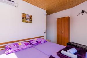 Ein Bett oder Betten in einem Zimmer der Unterkunft Apartments & Rooms Mihajica