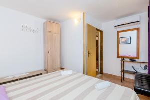 Ein Bett oder Betten in einem Zimmer der Unterkunft Apartments & Rooms Mihajica