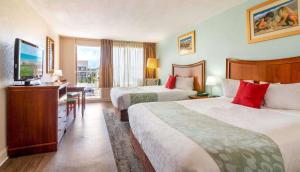 Ein Bett oder Betten in einem Zimmer der Unterkunft Ramada Plaza by Wyndham Nags Head Oceanfront