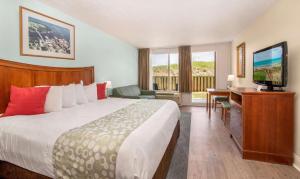 Ein Bett oder Betten in einem Zimmer der Unterkunft Ramada Plaza by Wyndham Nags Head Oceanfront
