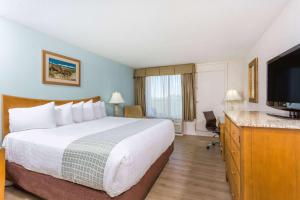 Ein Bett oder Betten in einem Zimmer der Unterkunft Ramada Plaza by Wyndham Nags Head Oceanfront