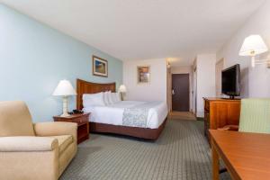 Ein Bett oder Betten in einem Zimmer der Unterkunft Ramada Plaza by Wyndham Nags Head Oceanfront