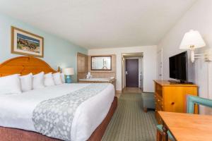 Ein Bett oder Betten in einem Zimmer der Unterkunft Ramada Plaza by Wyndham Nags Head Oceanfront