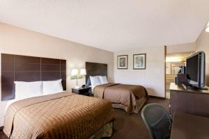 een hotelkamer met 2 bedden en een flatscreen-tv bij Travelodge by Wyndham Ozona in Ozona