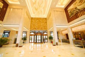 un vestíbulo de un edificio con un gran lobbyasteryasteryasteryasteryasteryastery en Wyndham Garden Wuyishan, en Wuyishan