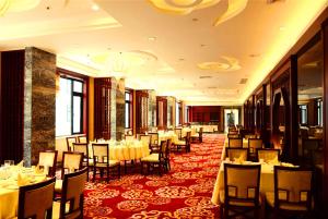 un salón de banquetes con mesas y sillas en un restaurante en Wyndham Garden Wuyishan, en Wuyishan
