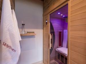 ein Bad mit einer ebenerdigen Dusche und einem Handtuch in der Unterkunft Van's Place, Luxury Apartment in Kaltenbach