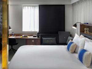 Een bed of bedden in een kamer bij INK Hotel Amsterdam - MGallery Collection