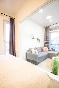 um quarto com uma cama e um sofá em Apartment Aurinkoranta D7 saunallinen kaksio Kalajoki em Kalajoki