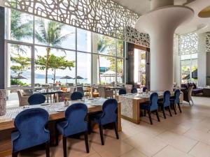 Restoran ili drugo mesto za obedovanje u objektu Novotel Phuket Kamala Beach