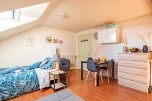 sypialnia z łóżkiem i biurkiem z krzesłem w obiekcie Bliss - GOLDEN TREE - WIFI - 20 min St-Croix & Center Parcs w mieście Sarrebourg