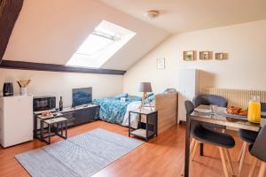 sypialnia z łóżkiem i biurkiem w pokoju w obiekcie Bliss - GOLDEN TREE - WIFI - 20 min St-Croix & Center Parcs w mieście Sarrebourg