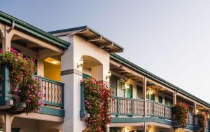 ein Gebäude mit Blumenkästen auf den Balkonen in der Unterkunft Best Western Plus Santa Barbara in Santa Barbara