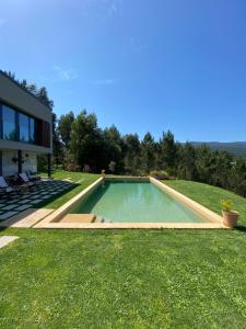 A piscina em ou perto de Casa Maceira