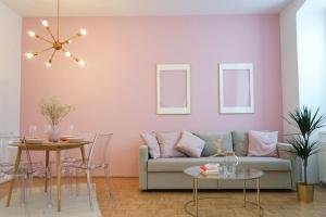 ein Wohnzimmer mit einem Sofa und einem Tisch in der Unterkunft Vibrant Design Apartments - Full Kitchen - Wi-Fi - 18 Mins to City Centre in Wien