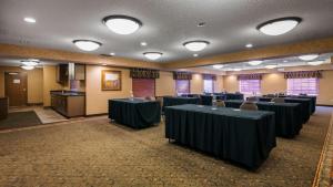 ein Konferenzraum mit Tischen und Stühlen in der Unterkunft Best Western Plus Kelly Inn & Suites in Billings