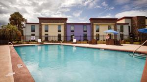 a large swimming pool in front of a hotel at Best Western Plus Hardeeville Inn & Suites in Hardeeville