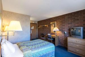 Un pat sau paturi într-o cameră la Motel 6-Eau Claire, WI