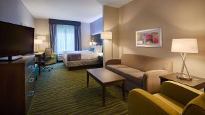 Best Western Plus Prien Lake Hotel & Suites - Lake Charles tesisinde bir oturma alanı