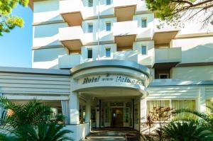 a view of the front of the hotelise franklin building at Hotel Palma de Majorca in Bibione