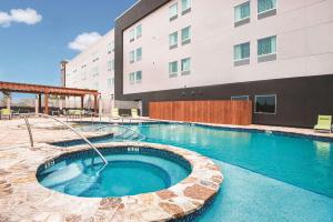 Bazén v ubytování La Quinta by Wyndham McAllen Convention Center nebo v jeho okolí