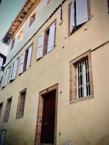 - un bâtiment avec de nombreuses fenêtres et une porte dans l'établissement Bauhaus Saint-Pierre, à Gaillac