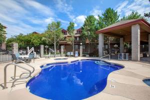 una gran piscina en un patio con una casa en Comfort Inn I-17 & I-40 en Flagstaff