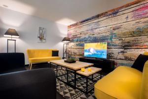 TV a/nebo společenská místnost v ubytování Best Western Plus Hotel Canet-Plage