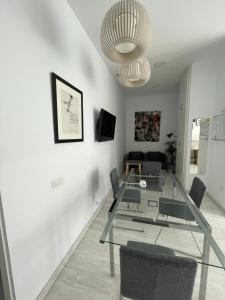 een glazen tafel en stoelen in de woonkamer bij Coworking Studio in Las Palmas de Gran Canaria