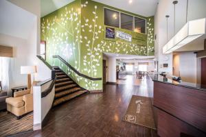 eine Lobby mit einer Treppe in einem Krankenhaus in der Unterkunft Sleep Inn Decatur I-72 in Larkdale