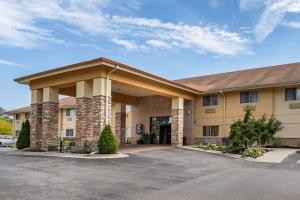 ein Hotel vor einem Gebäude mit einem Parkplatz in der Unterkunft Comfort Inn Okemos - East Lansing in Okemos