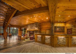 布賴恩峰的住宿－Brian Head Lodge，大客房设有木制天花板和壁炉。