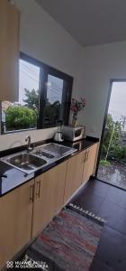 een keuken met een wastafel en een groot raam bij D Henriques House in Câmara de Lobos +56 foto's