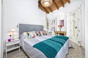 A bed or beds in a room at Mira Apartment in Malaga by Solaga Holiday Homes
